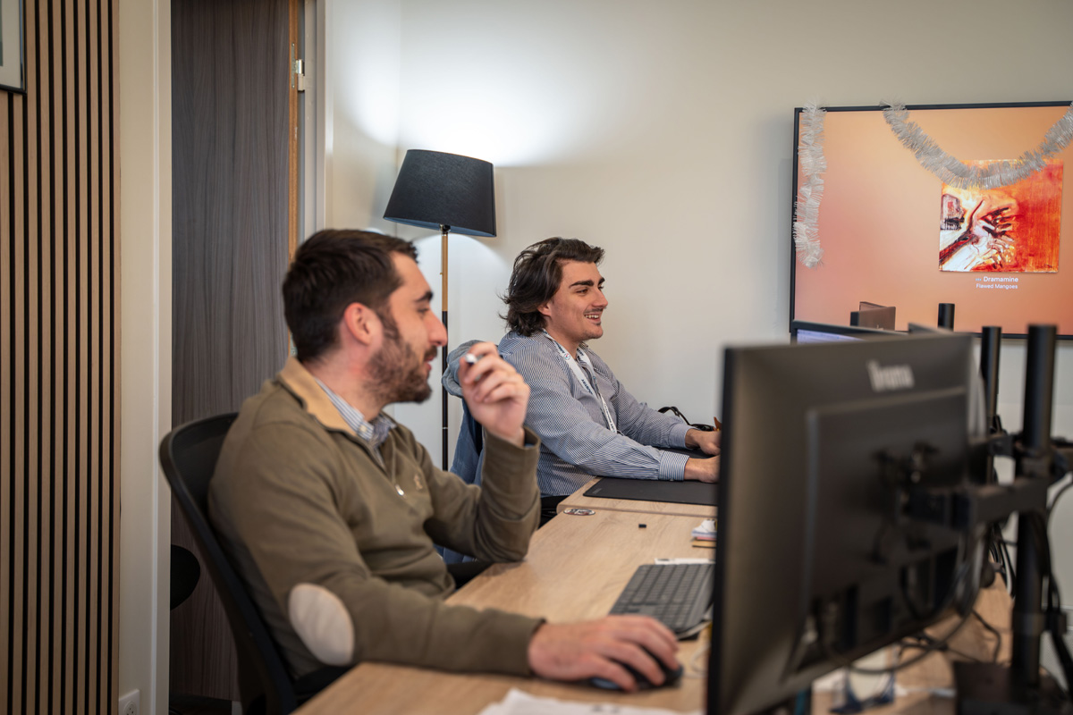 collegues_bureau_detendus
