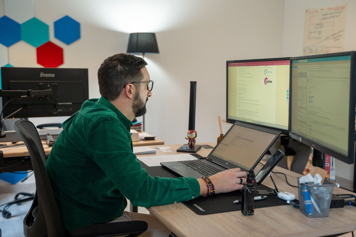 homme_travail_bureau_ordinateur