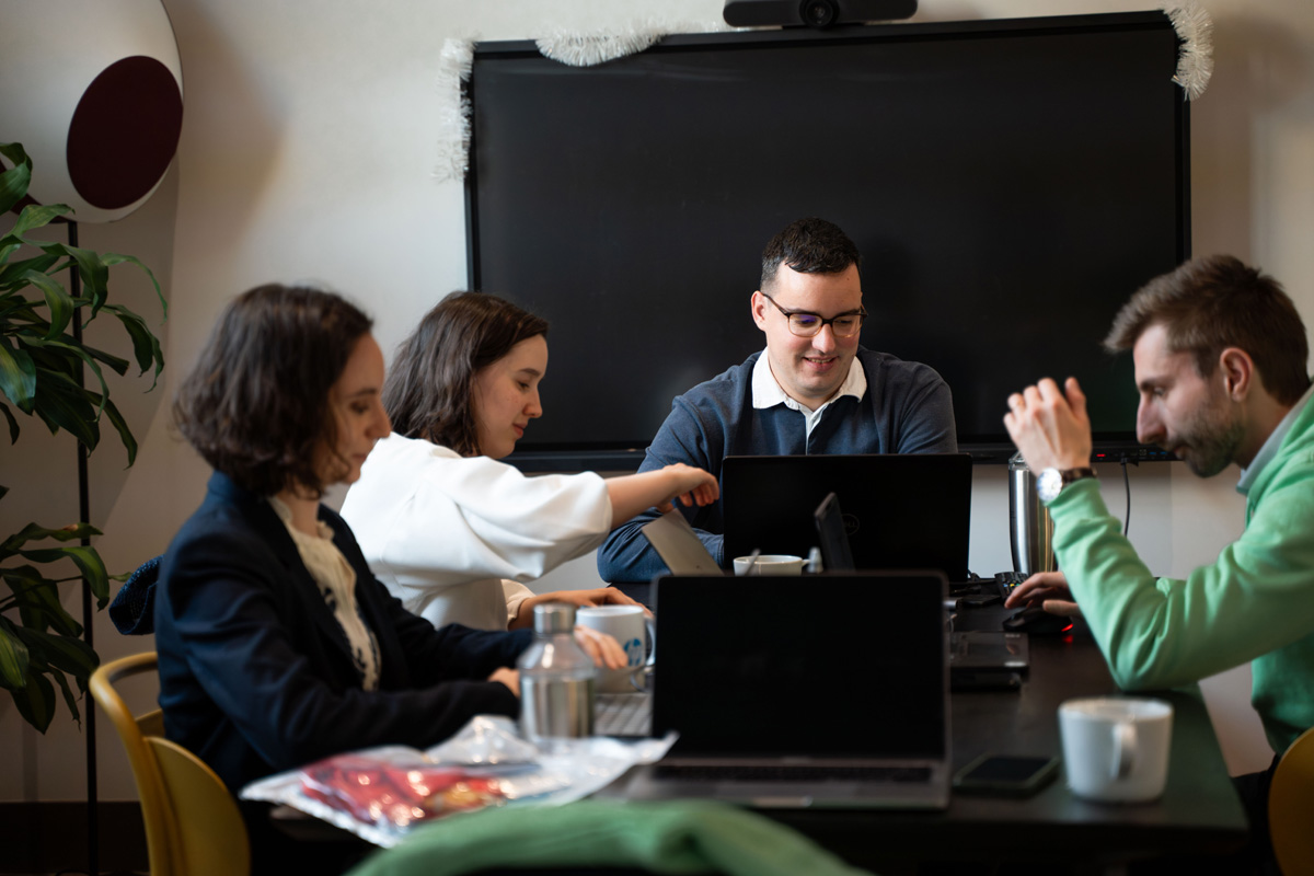 reunion_travail_equipe_bureau